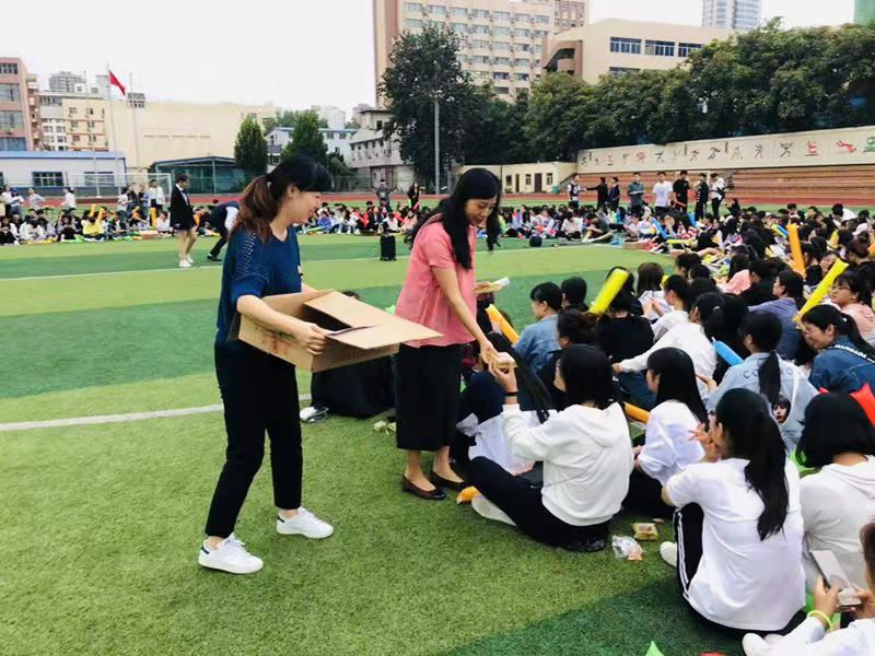 分发月饼