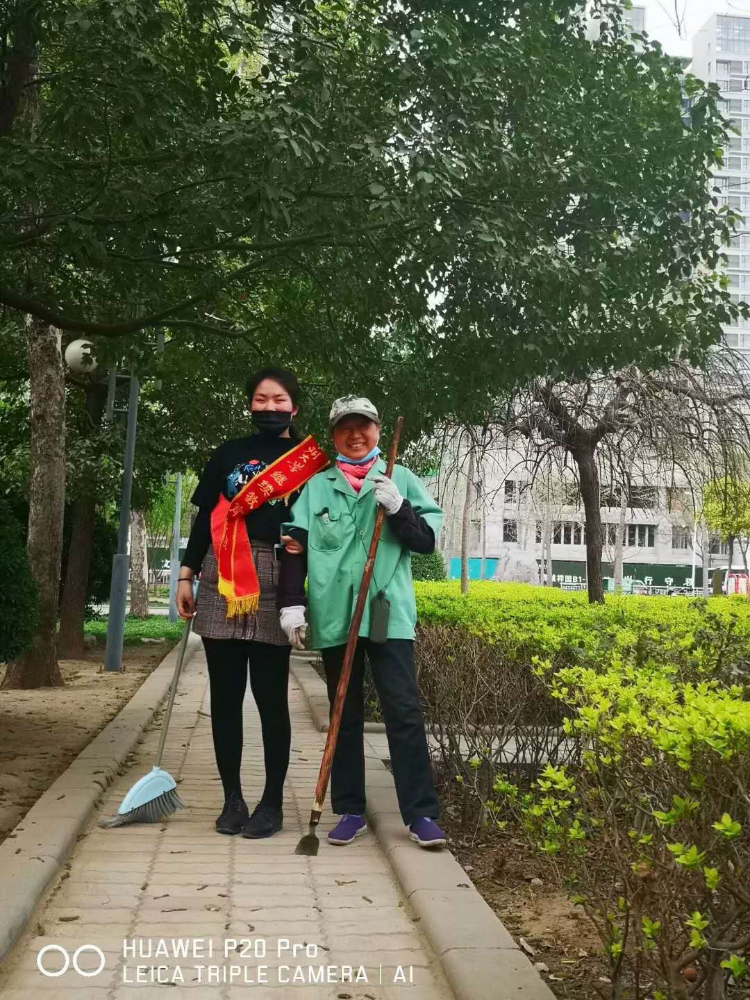 与环卫工人合影