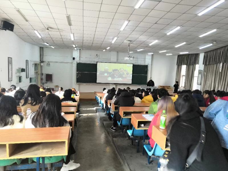 学生收看